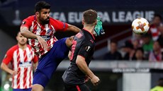 Útoník Atlétika Madrid Diego Costa v akci bhem semifinálové odvety Evropské...