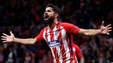 Úto�ník Atlétika Madrid Diego Costa slaví gól proti Arsenalu v semifinále...