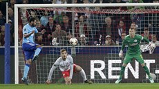 Fotbalista Marseille Rolando stílí postupový gól v prodlouení semifinále...