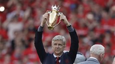 Arséne Wenger se zlatou trofejí, kterou Arsenal od vedení anglické ligy dostal...