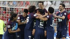 Fotbalisté Paris Saint-Germain se radují ze vsteleného gólu ve pohárovém...