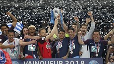 VÍTĚZOVÉ A PORAŽENÝ. Fotbalisté Paris Saint-Germain s pohárem pro vítěze...