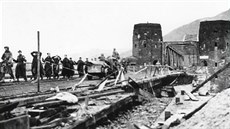 Snímek z roku 1945 zachycuje, jak amerití vojáci vedou pes most u Remagenu...