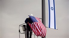 K izraelské vlajce před americkým konzulátem v Jeruzalémě přibyla i americká....
