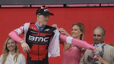 Rohan Dennis v rovém trikotu lídra Gira d´Italia.