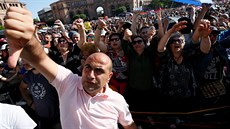 Nespokojení Arménci ped budovou parlamentu (1.5.2018)