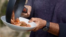 Hotové krevety z grilu přesypte na misku a podávejte s opečeným pečivem.