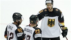 Leon Draisaitl. Patrick Hager a Yasin Ehliz se radují z dal�í branky.