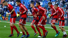 Hrái Bayernu Mnichov pi rozcviení ped semifinálovou odvetou Ligy mistr na...