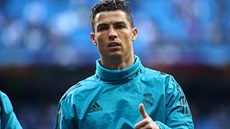 Cristiano Ronaldo z Realu Madrid pi rozcviení na semifinálovou odvetu Ligy...