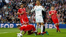 Cristiano Ronaldo z Realu Madrid poté, co v semifinálové odvet Ligy mistr...