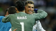 Cristiano Ronaldu a Keylor Navas se radují z postupu do finále Ligy mistr.