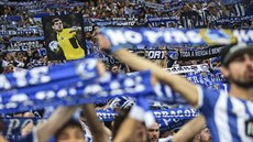 Fanoušci FC Porto slaví titul i s transparentem brankáře Ikera Casillase.