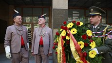 Lidé ped budovou eského rozhlasu uctili památku obtí Praského povstání v...