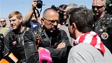 Místopředseda ČSSD Jaroslav Foldyna (vlevo) se při protestu proti ruské skupině motorkářů Noční vlci dostal do potyčky s aktivistou Martinem Uhlířem (vpravo).