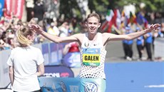 Americký bec Galen Rupp slaví vítzí v Praském maratonu.