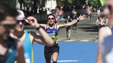 Petra Pastorová slaví v cíli Praského maratonu eský titul.