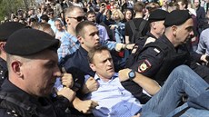 Policie v Moskvě zadržela skoro pět set demonstrantů včetně opozičního předáka...