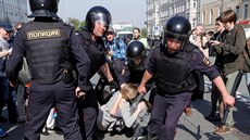 Policie v Moskv zadrela skoro pt set demonstrant. (5. kvtna 2018)