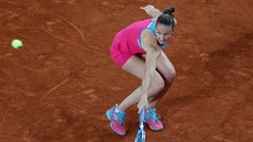 Česká tenistka Karolína Plíšková v duelu s Viktorií Azarenkovou z Běloruska.