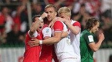 Fotbalisté Slavie se radují z gólu Stanislava Tecla.