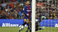 Lionel Messi z Barcelony sleduje, zda míč doputuje do branky Villarrealu.