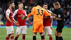 Branká� Petr �ech uklid�uje spoluhrá�e poté, co rozhod�í odpískal penaltu.