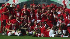 Fotbalisté Slavie pózují s pohárem a medailemi pro vítze domácího poháru.