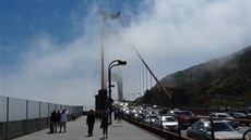 Příchod mlhy do San Franciska zasahuje do životů námořníků, řidičů i realitních...