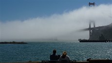 Příchod mlhy do San Franciska zasahuje do životů námořníků, řidičů i realitních...