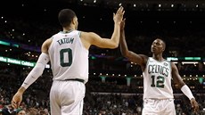 Jayson Tatum (vlevo) a Terry Rozier z Bostonu oslavují b�hem prvního zápasu s...