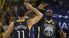 Klay Thompson (vlevo) a Draymond Green oslavují úsp�ch Golden State,
