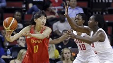 ínská basketbalistka Sü Chan (vlevo) pod tlakem Elizabeth Williamsové (vpravo)...