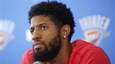 Paul George na tiskové konferenci ke konci sezony Oklahoma City