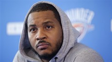 Carmelo Anthony na tiskové konferenci ke konci sezony Oklahoma City