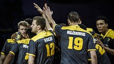 Basketbalový Ludwigsburg se hecuje ped semifinálovým zápasem s Monakem.