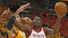 Clint Capela (vpravo) z Houstonu se tlaí kolem Rudyho Goberta z Utahu.