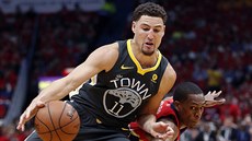 Klay Thompson (vlevo) z Golden State se tlaí kolem Rajona Ronda z New Orleans.