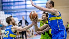 Brn�nský rozehráva� Jan Kozina (uprost�ed) proniká mezi Theodorem Dlugo�em...