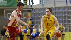 Opavský basketbalista Radovan Kou�il (vpravo) úto�í kolem Viktora P�lpána z...