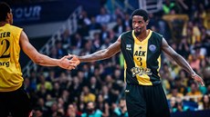 Vince Hunter (vlevo) a Manny Harris z AEK Atény