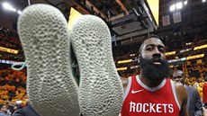 James Harden z Houstonu po výhe svého celku v Utahu daroval fanoukovi své...