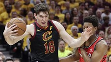 Cedi Osman (vlevo) z Clevelandu proniká kolem Kyla Lowryho z Toronta.