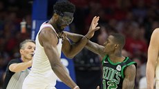 Kamerunský obr Joel Embiid (vlevo) z Philadelphie a mali�ký rozehráva� Terry...