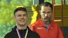 Marek Welsch (vlevo) z GBA s českým juniorským bronzem na krku a jeho otec Petr...