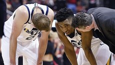 Donovan Mitchell (uprosted) z Utahu se zranil a v závru zápasu s Houstonem...