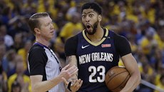 Anthony Davis z New Orleans se hádá s rozhodím.