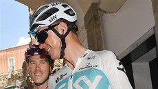 Chris Froome (vpravo) a Rohan Dennis na startu tvrté etapy Gira