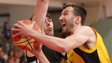 Jihlavský basketbalista Pavel íha (vpravo) obchází Petera Majeríka z Hradce...