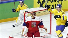 P�ekonaný �eský gólman David Rittich. Vedle n�j se ze �védského gólu radují...